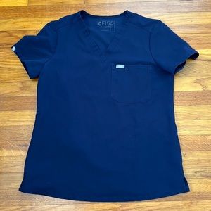 Figs Catarina one pocket scrub top in core navy. Size Small. Has FLAW